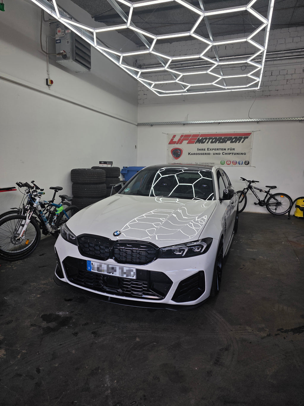 Originalmotorhaube eines BMW M340i Facelift in Alpineweiss