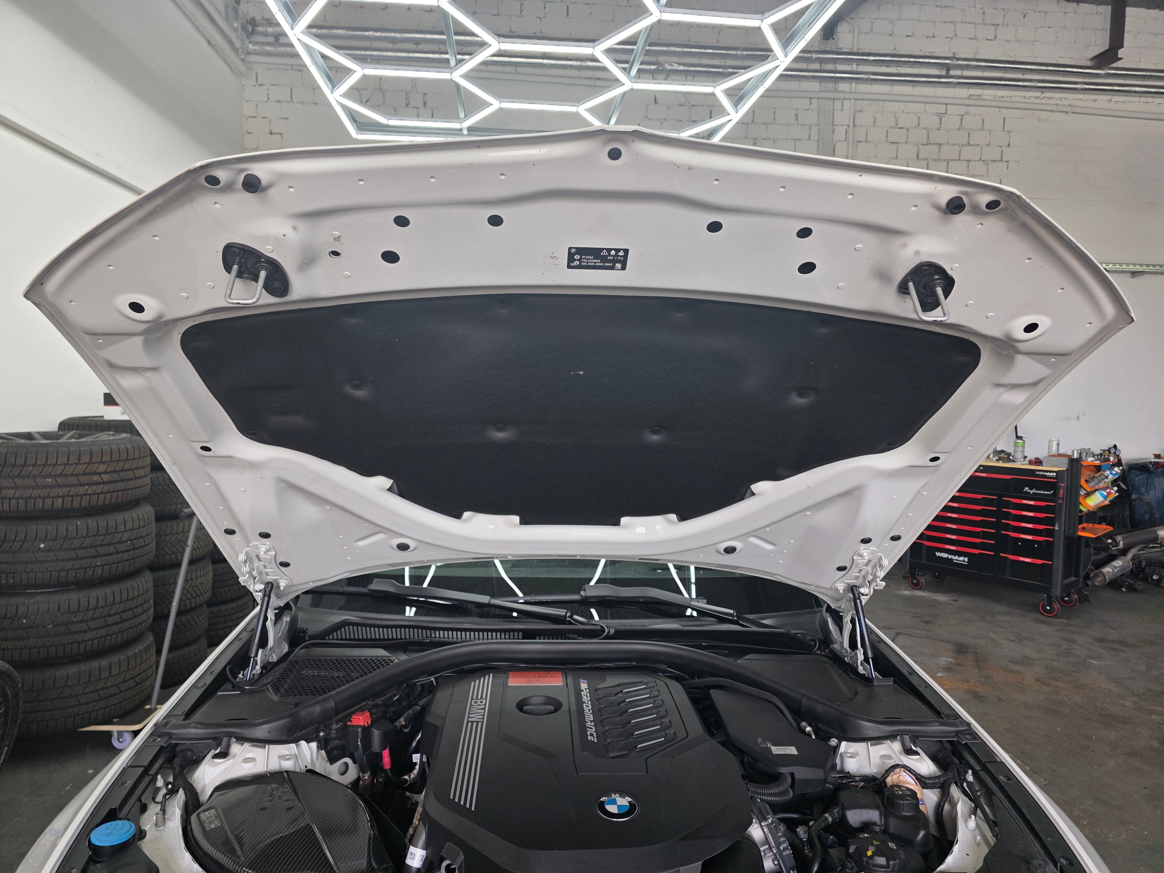 Originalmotorhaube eines BMW M340i Facelift in Alpineweiss