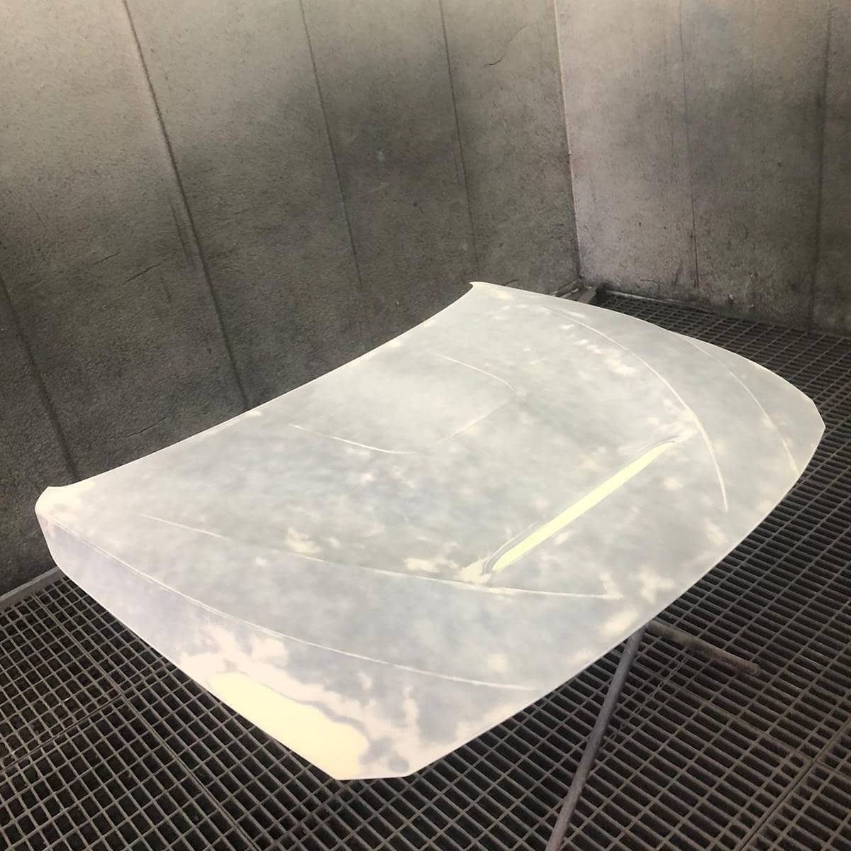 Motorhaubenlackierung